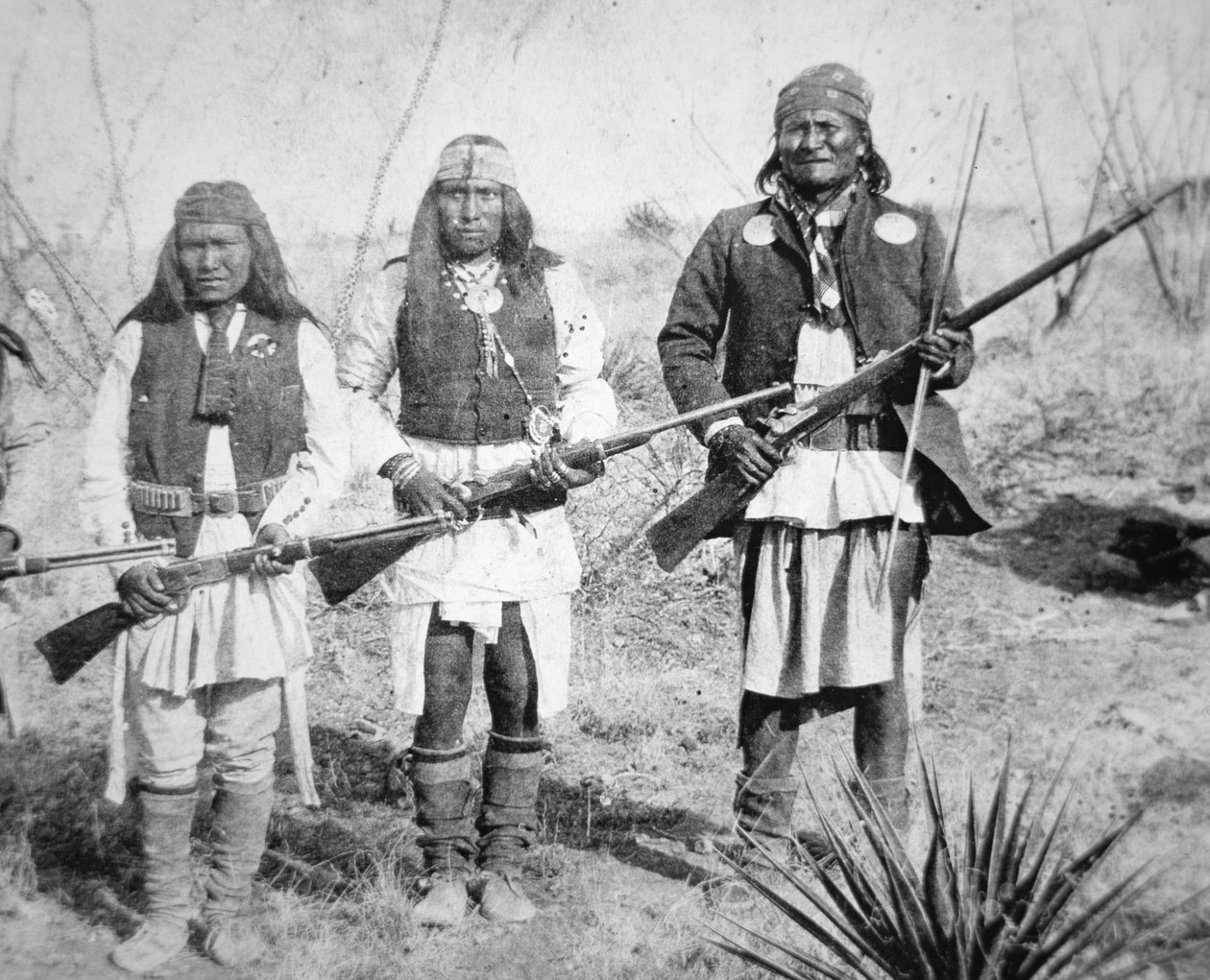Geronimo a tři jeho apačští válečníci od American Photographer