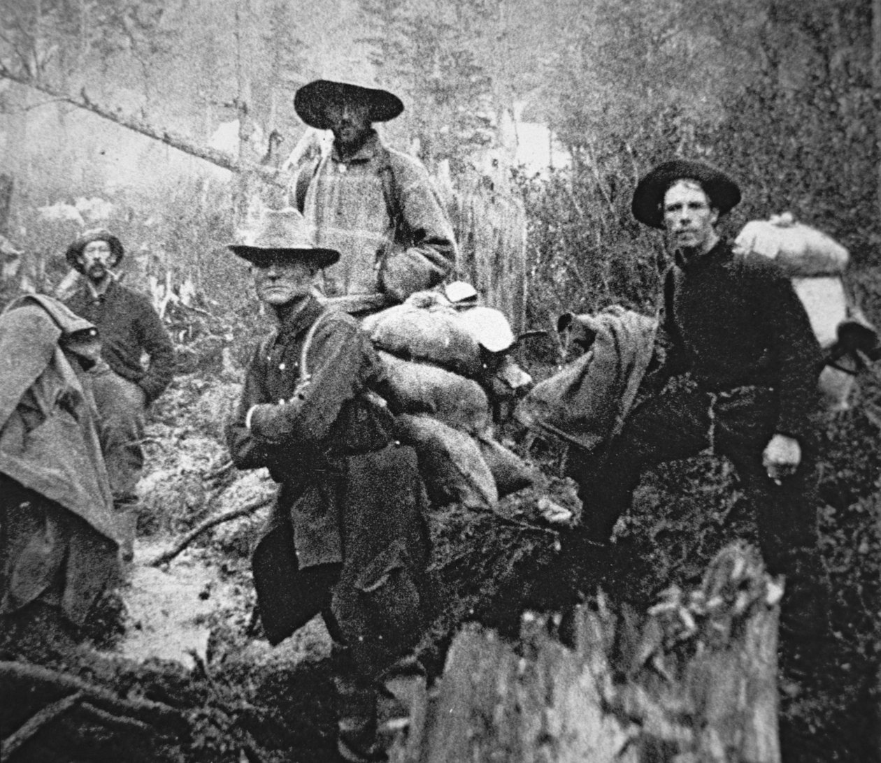 Hledači zlata se stěhují do teritoria Yukon v Kanadě během zlaté horečky na Klondiku (1897–1898) (černobílá fotografie) od American Photographer