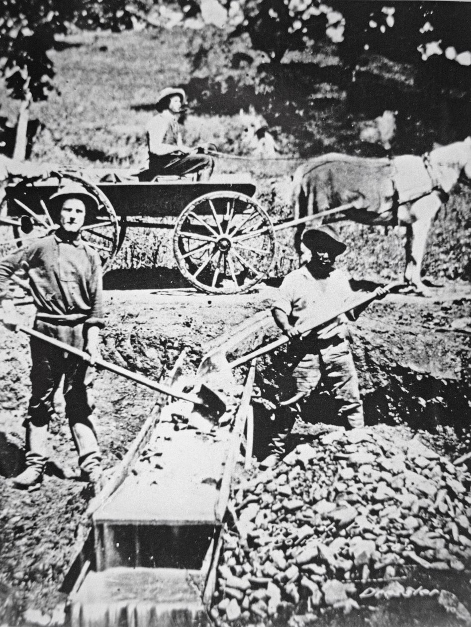 Hledači zlata pomocí propusti „long tom“ ve Spanish Flat v Kalifornii od American Photographer