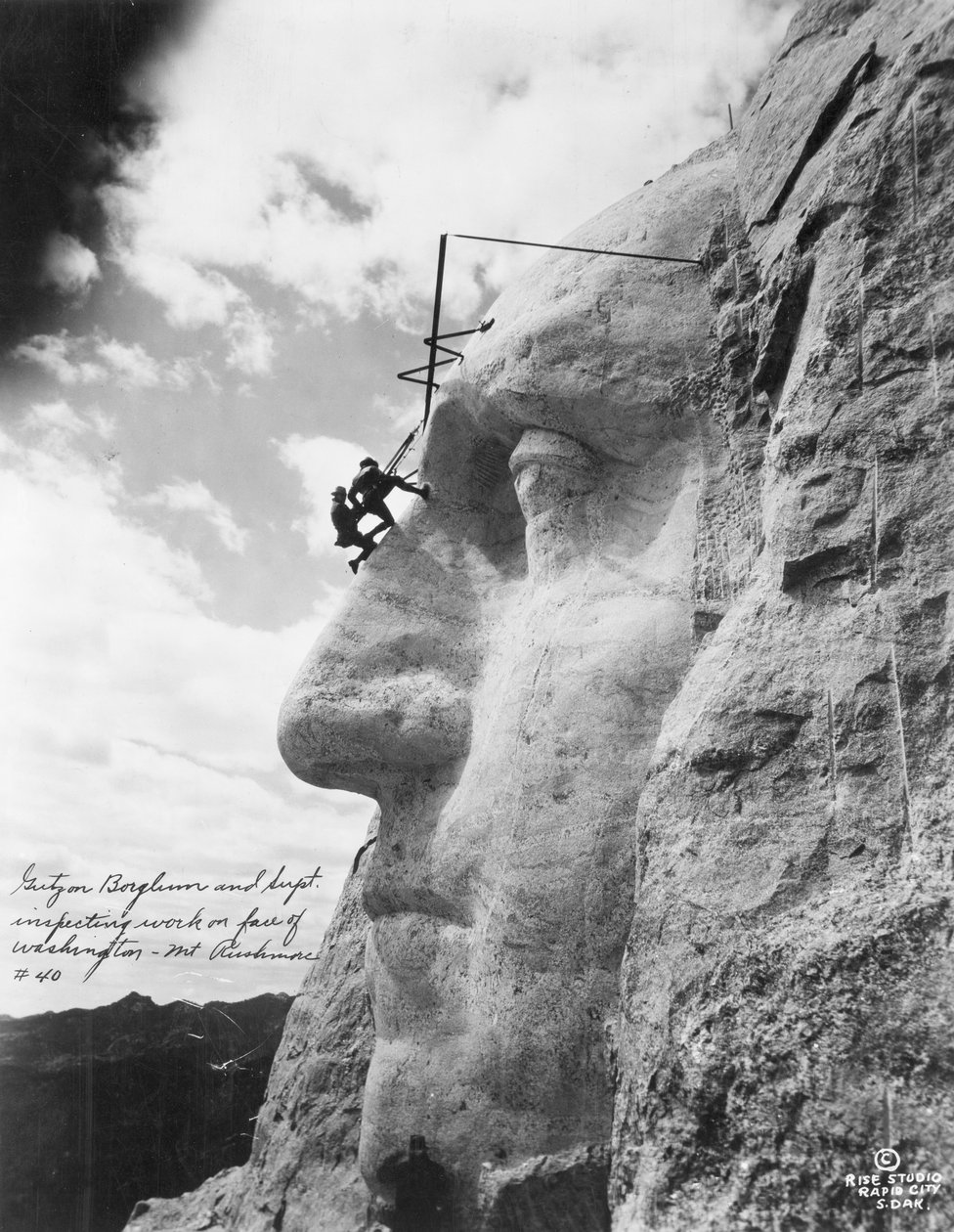 Gutzon Borglum kontroluje práci ve Washingtonu v Mount Rushmore, 1932 od American Photographer