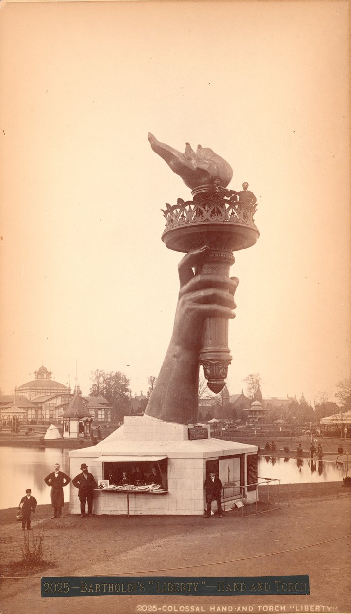 Ruka a pochodeň Sochy svobody, kolem roku 1876 (tisk alba) od American Photographer