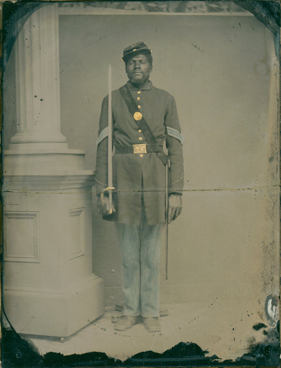 Henry F. Steward, seržant 54. dobrovolnického pěšího pluku v Massachusetts, 1863 (ručně kolorovaná čtvrtková ambrotypie) od American Photographer