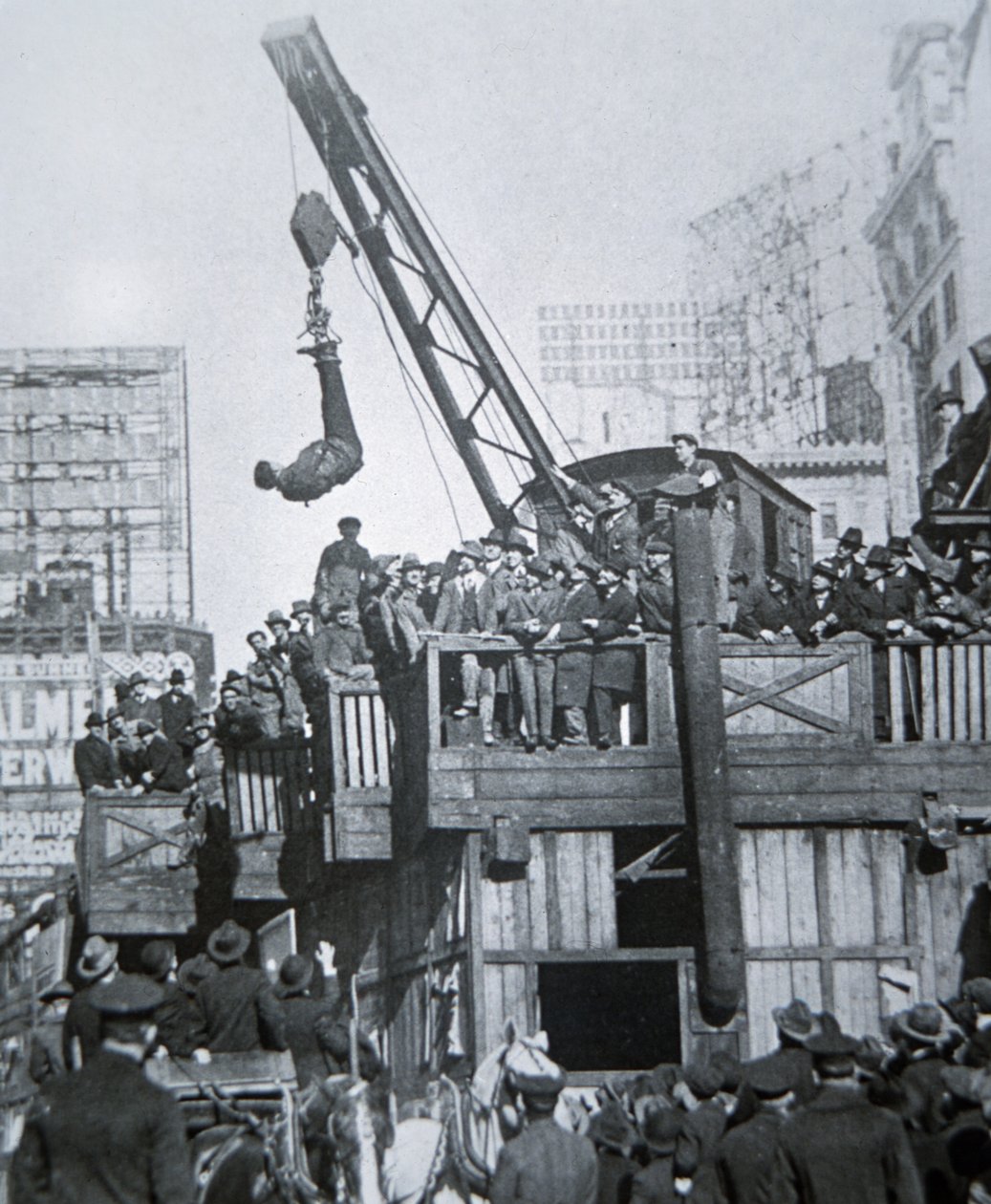 Houdini na útěku ze svěrací kazajky zavěšený na jeřábu v New Yorku (černobílá fotografie) od American Photographer