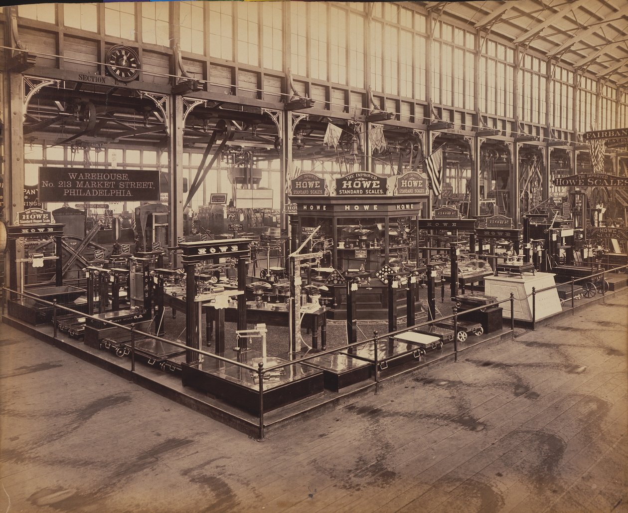 Exponát Howe Scale Co.s, Machinery Hall, Centennial International Exhibition, Philadelphia, 1876 (tisk alba) od American Photographer
