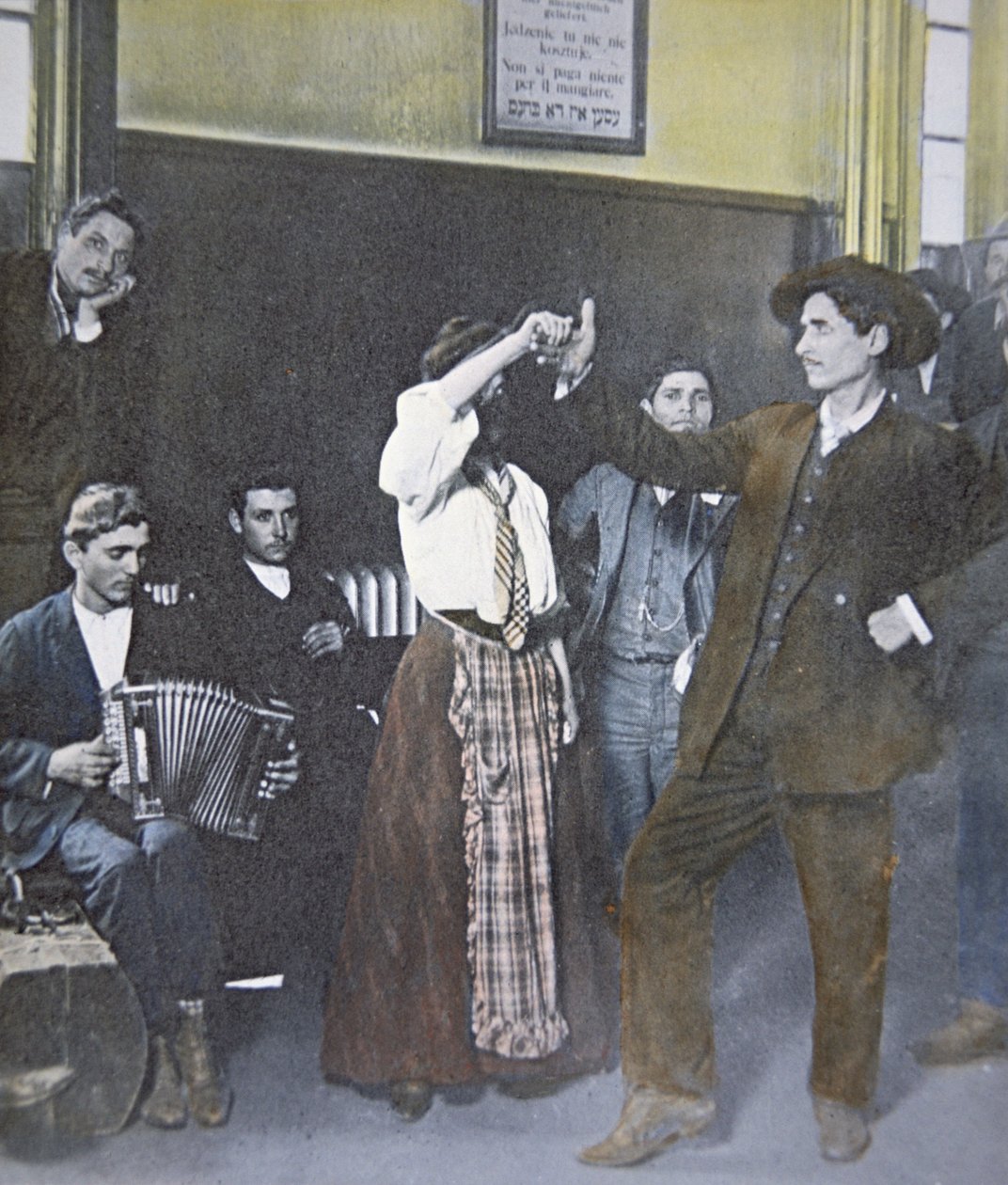 Imigranti v lidovém tanci na Ellis Island, New York Harbor od American Photographer