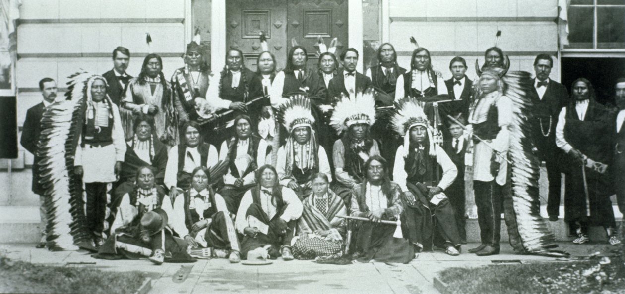 Indická delegace vůdců Siouxů ve Washingtonu D.C. na protest proti porušení smlouvy z Fort Laramie z roku 1868 od American Photographer
