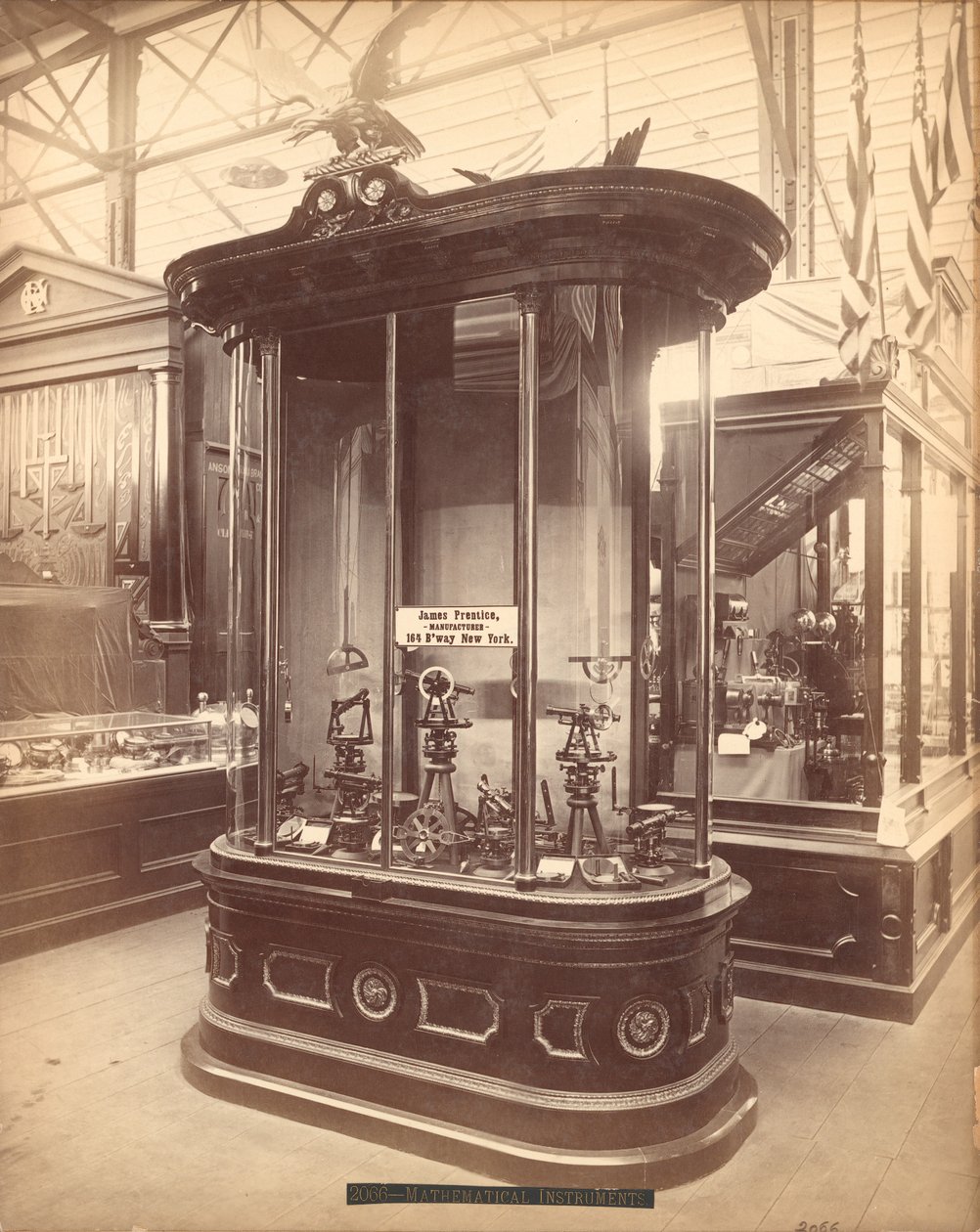 Výstava Jamese Prenticese, hlavní budova, Centennial International Exhibition, Philadelphia, 1876 (tisk alba) od American Photographer