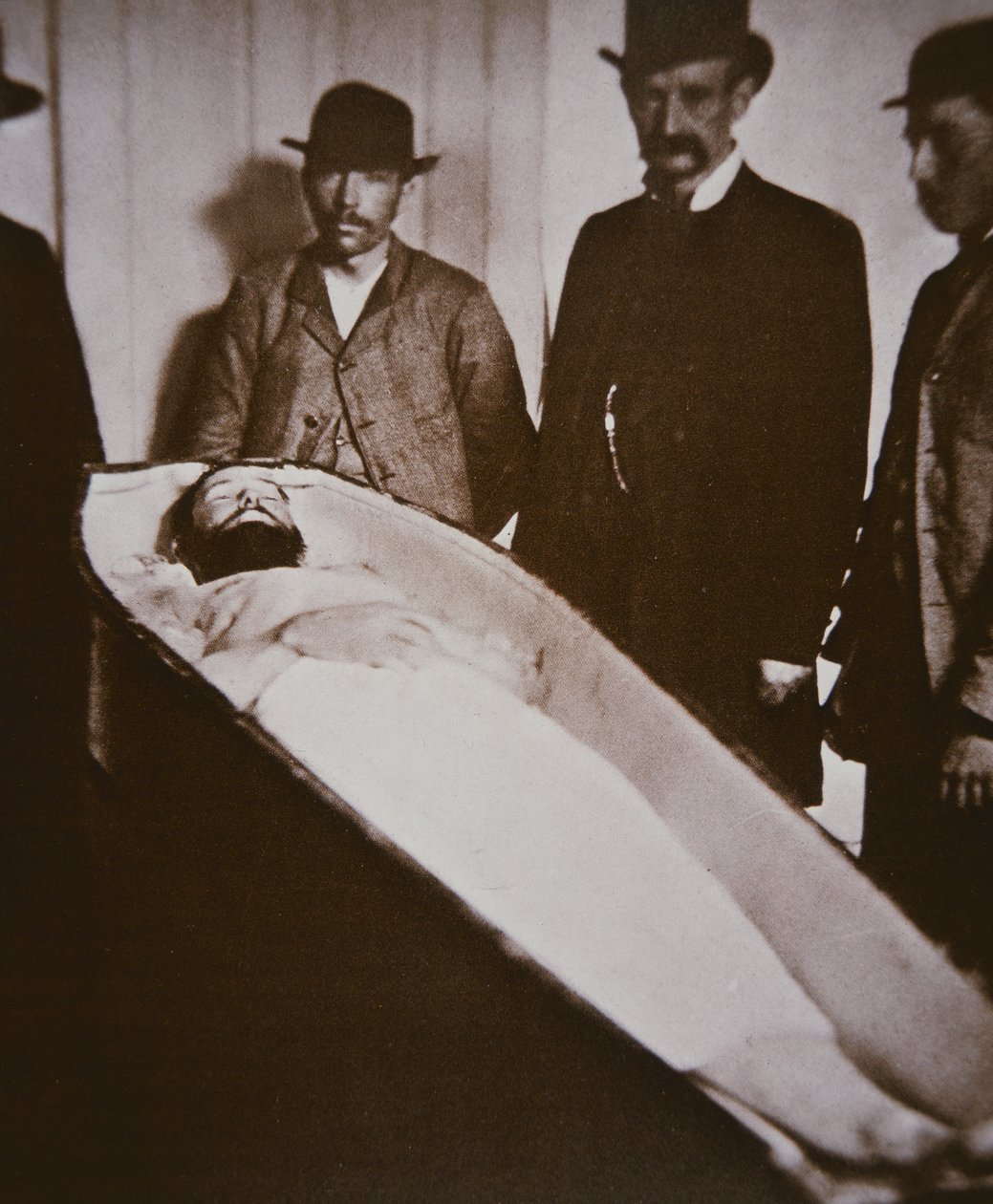 Jesse James ve své rakvi poté, co byl zastřelen v roce 1882 (černobílá fotografie) od American Photographer
