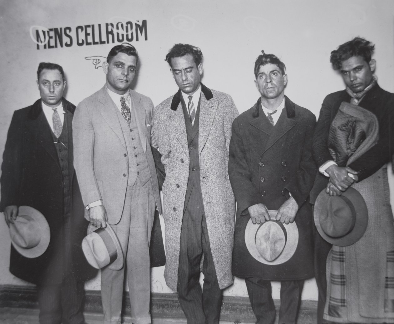 Joe Aiello (1891-1930) se svými nohsledy v policejní vazbě od American Photographer