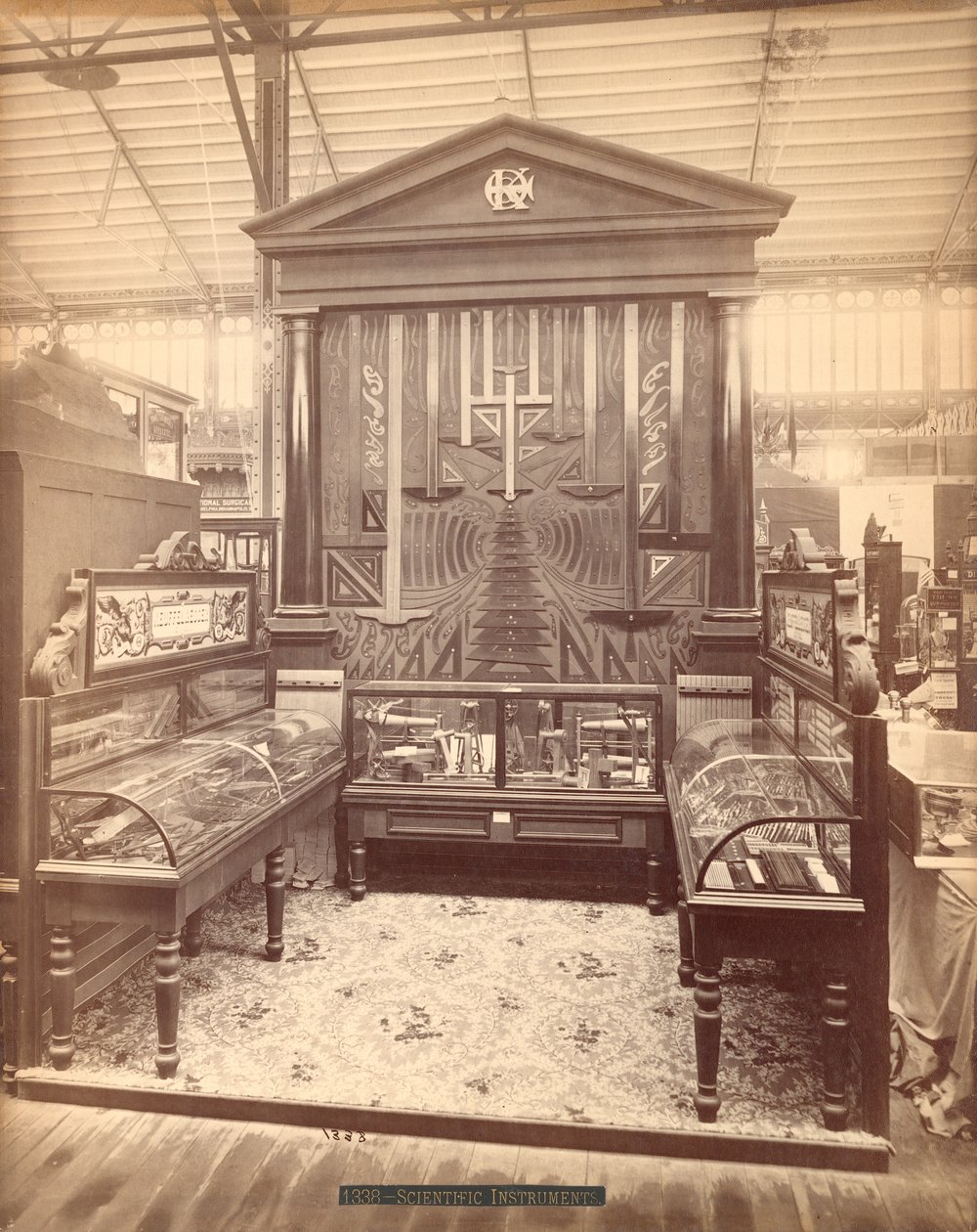 Výstava Kuffel & Essers, hlavní budova, Centennial International Exhibition, Philadelphia, 1876 (tisk alba) od American Photographer