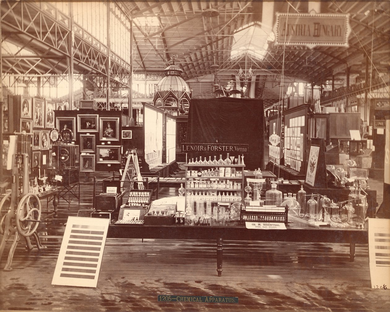 Výstava Lenoir & Forsters, hlavní budova, Centennial International Exhibition, Philadelphia, 1876 (tisk alba) od American Photographer