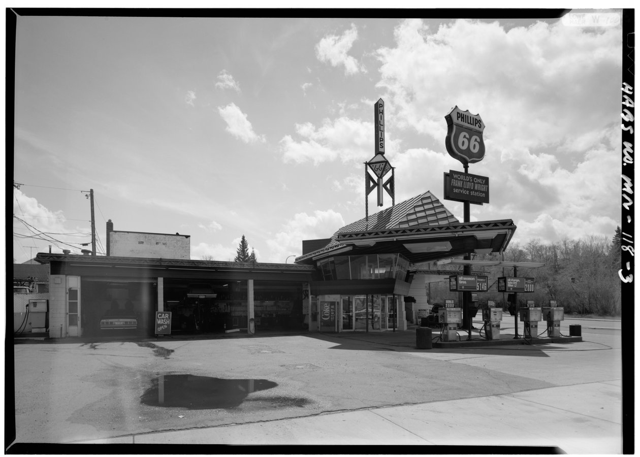 Servisní stanice Lindholm Oil Company, Cloquet, Minnesota (černobílá fotografie) od American Photographer