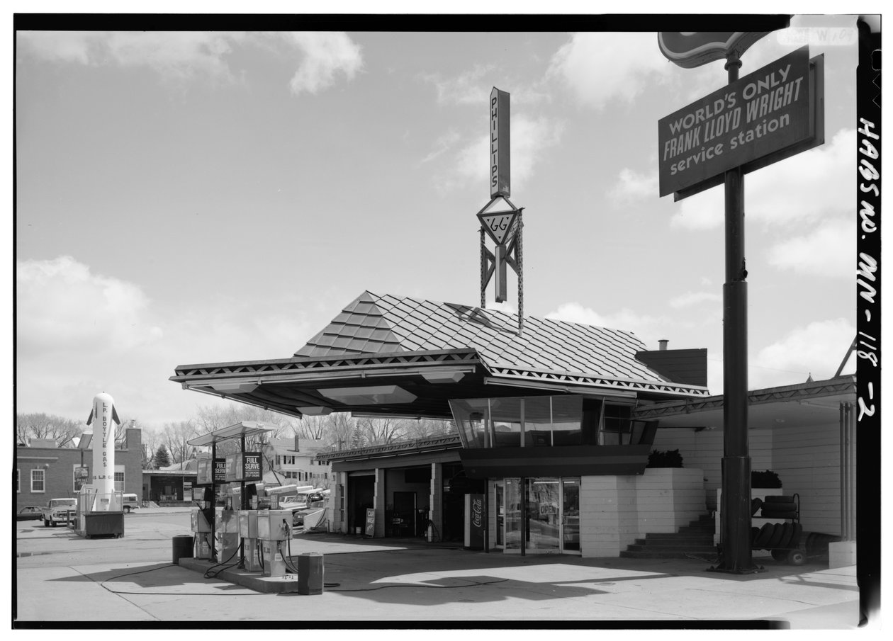 Servisní stanice Lindholm Oil Company, Cloquet, Minnesota (černobílá fotografie) od American Photographer