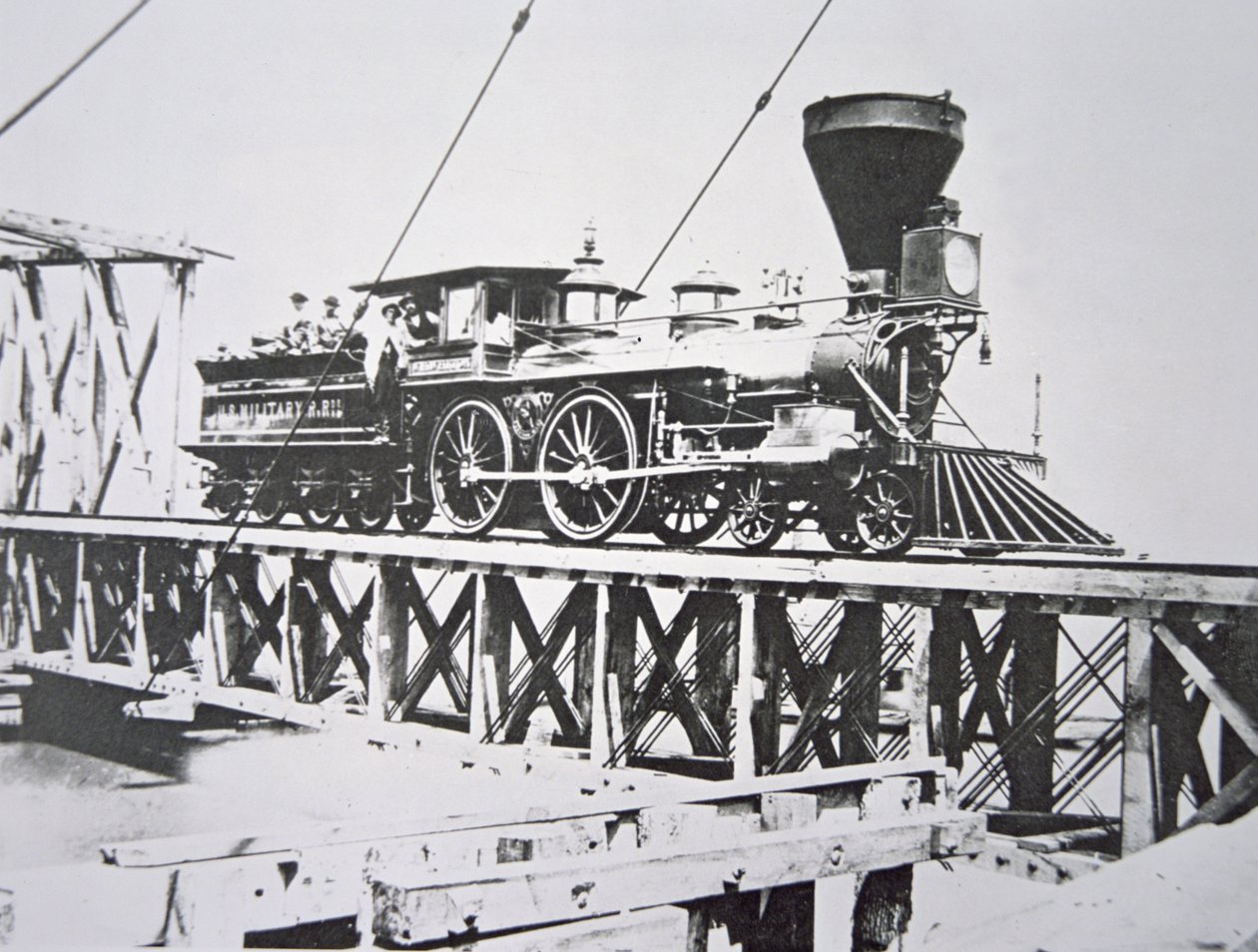 Lokomotiva US Military Railroads (Union Army) překračující kozlíkový most přes řeku Potomac (č/b foto) od American Photographer