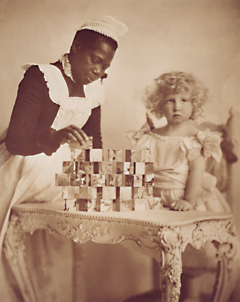 Maid DeAh, cca 1900 (foto alba) od American Photographer