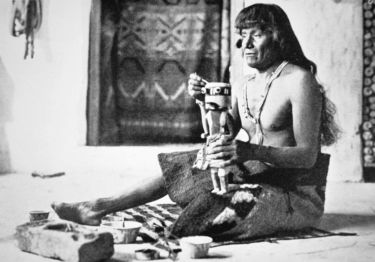 Man making a Kachina Doll, cca 1890 (č/b foto) od American Photographer