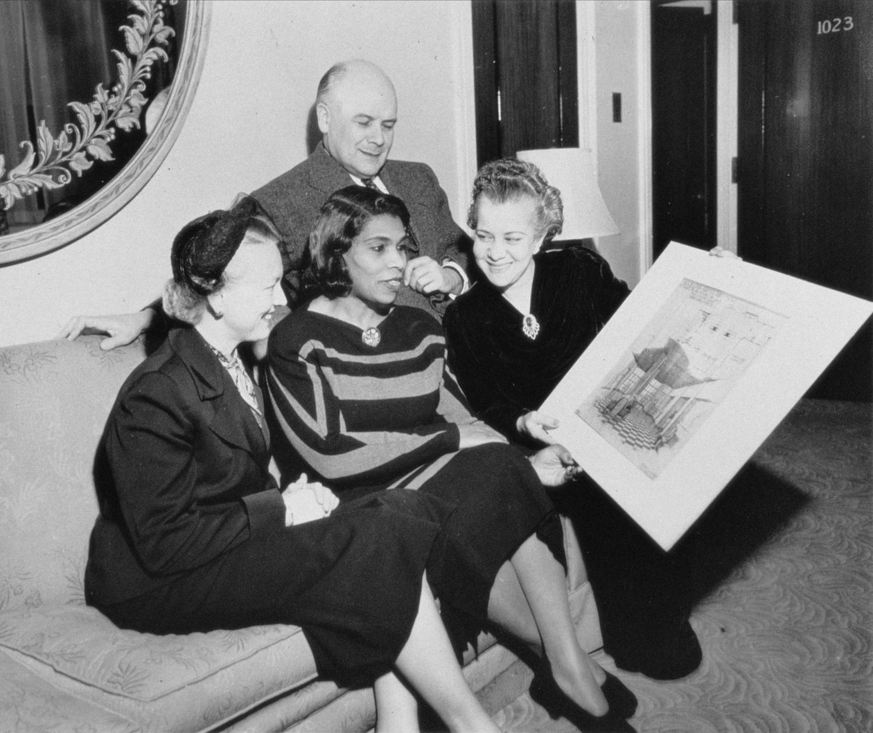 Marian Anderson (1897-1993) a Richard Bucky Fuller (1895-1983) s dalšími dvěma ženami od American Photographer