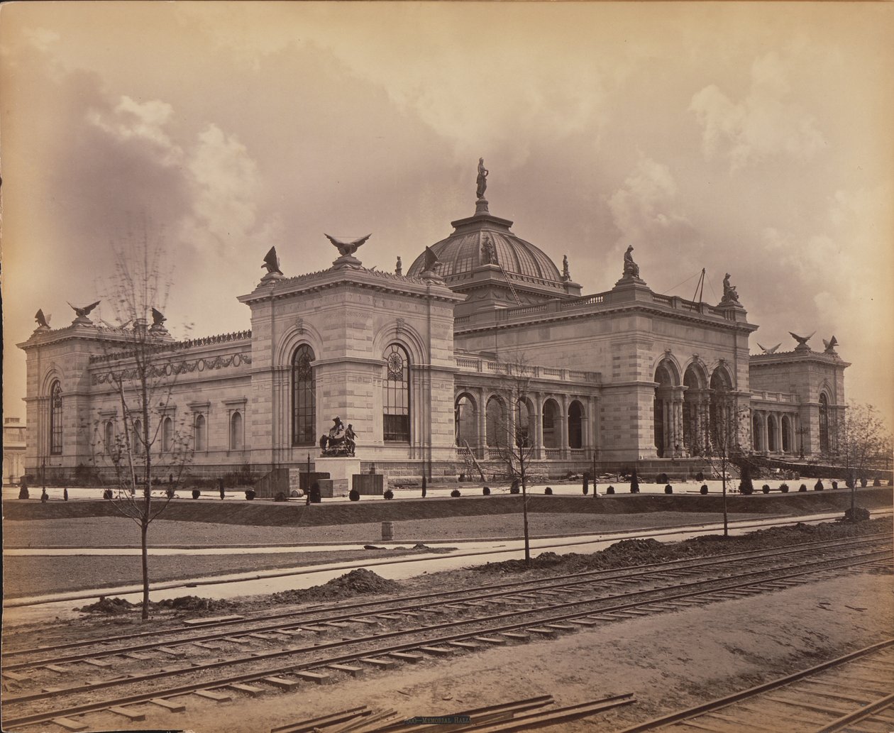 Pamětní síň výstavy stého výročí, 1876 (želatinový stříbrný tisk) od American Photographer