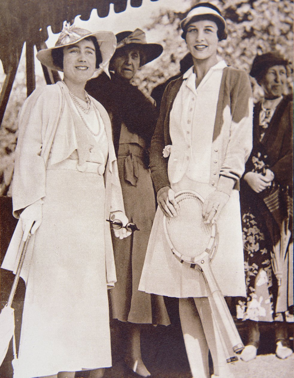 Paní Helen Wills Moody (vpravo), americká šampionka v tenise, se setkala s vévodkyní z Yorku v All-Anglickém klubu ve Wimbledonu během Lawn Tennis Championship v roce 1935 (čb foto) od American Photographer