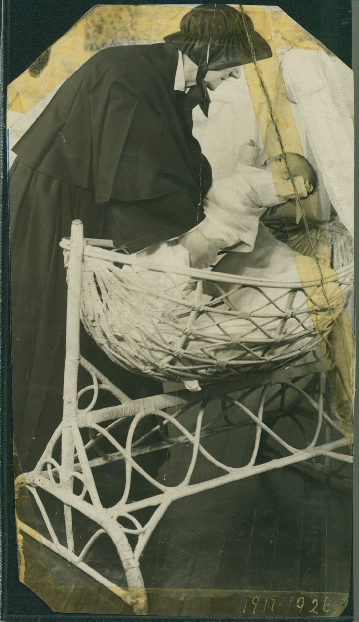 New York Foundling Hospital - Sestra Anna Michella s dítětem a kolébkou od American Photographer