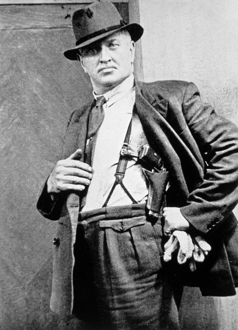 Newyorský policejní detektiv, cca 1920 (černobílá fotografie) od American Photographer