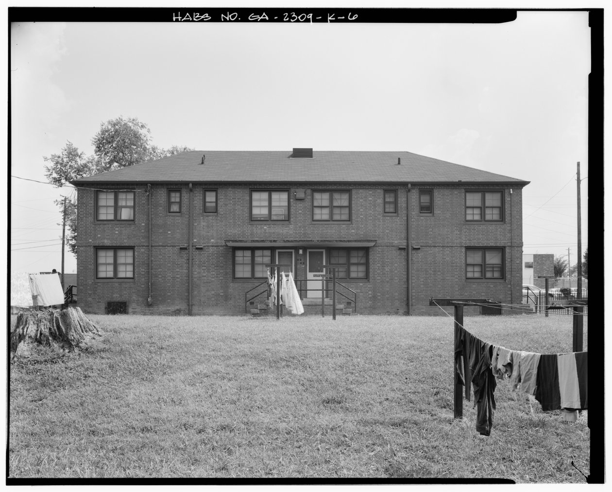 Severní strana – Clark Howell Homes, budova H-1, 253 Mills Street, Atlanta, Fulton County, GA (černobílá fotografie) od American Photographer