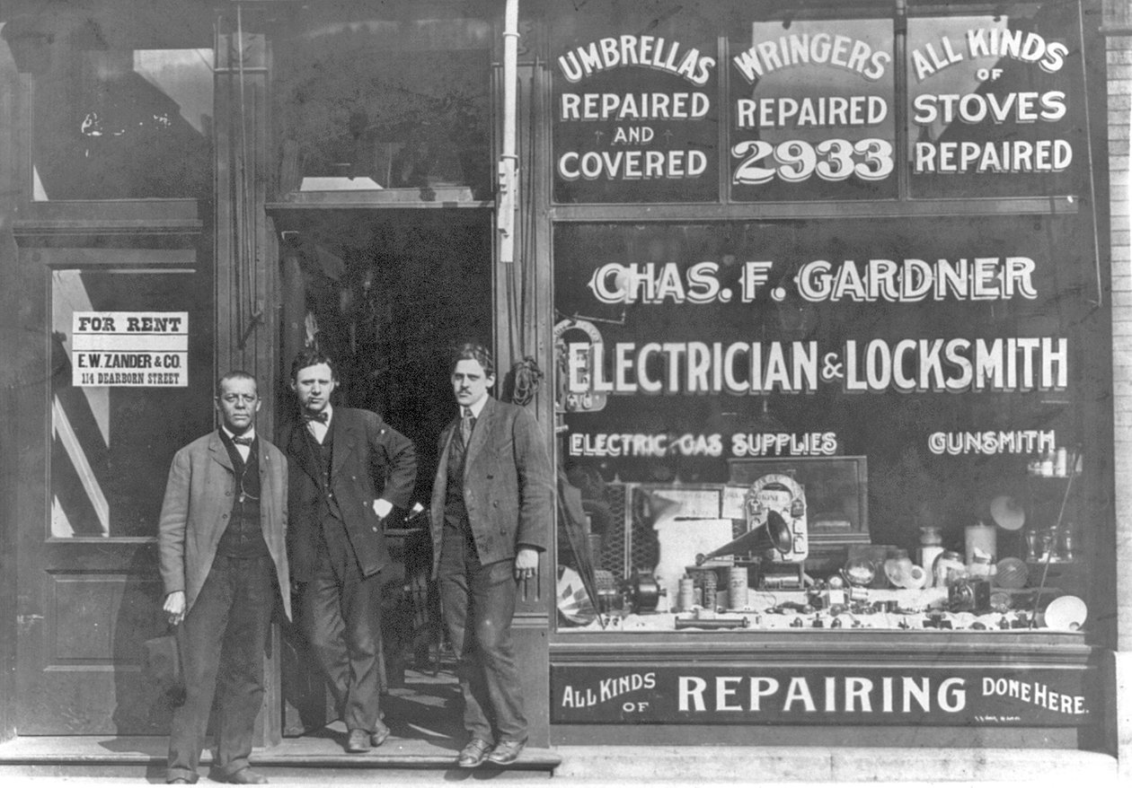 Ainoa laatuaan oleva musta myymälä Yhdysvalloissa, osoitteessa 2933 State St., Chicago, Illinois, n. 1899 (b/w kuva) od American Photographer