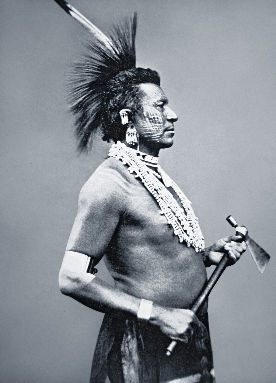 Osage Tribe Warrior s tomahawkovou dýmkou, cca 1875 (č/b foto) od American Photographer
