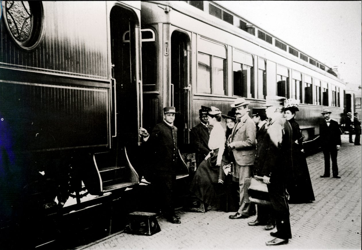 Cestující nastupující do vozu první třídy Pullman na železnici Chicago, Burlington & Quincy v roce 1910 (černobílá fotografie) od American Photographer