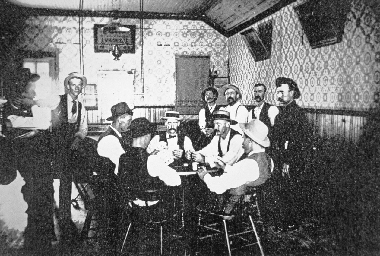 Hrací karty ve westernovém saloonu, cca 1900 (černobílá fotografie) od American Photographer