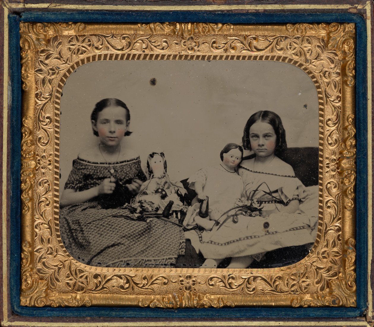 Portrét dvou dívek s panenkami,c. 1860 (foto) od American Photographer
