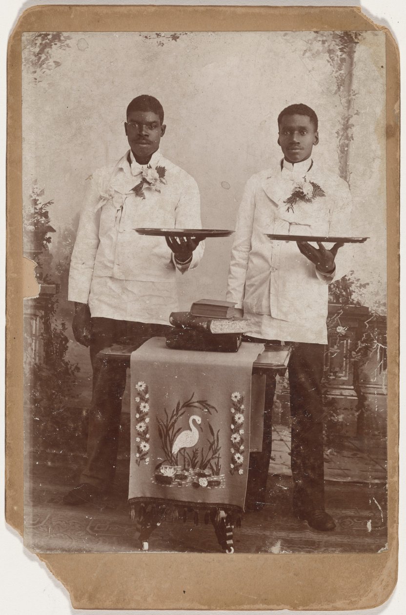 Portrét dvou mužů držících podnosy,c. 1885 (foto) od American Photographer