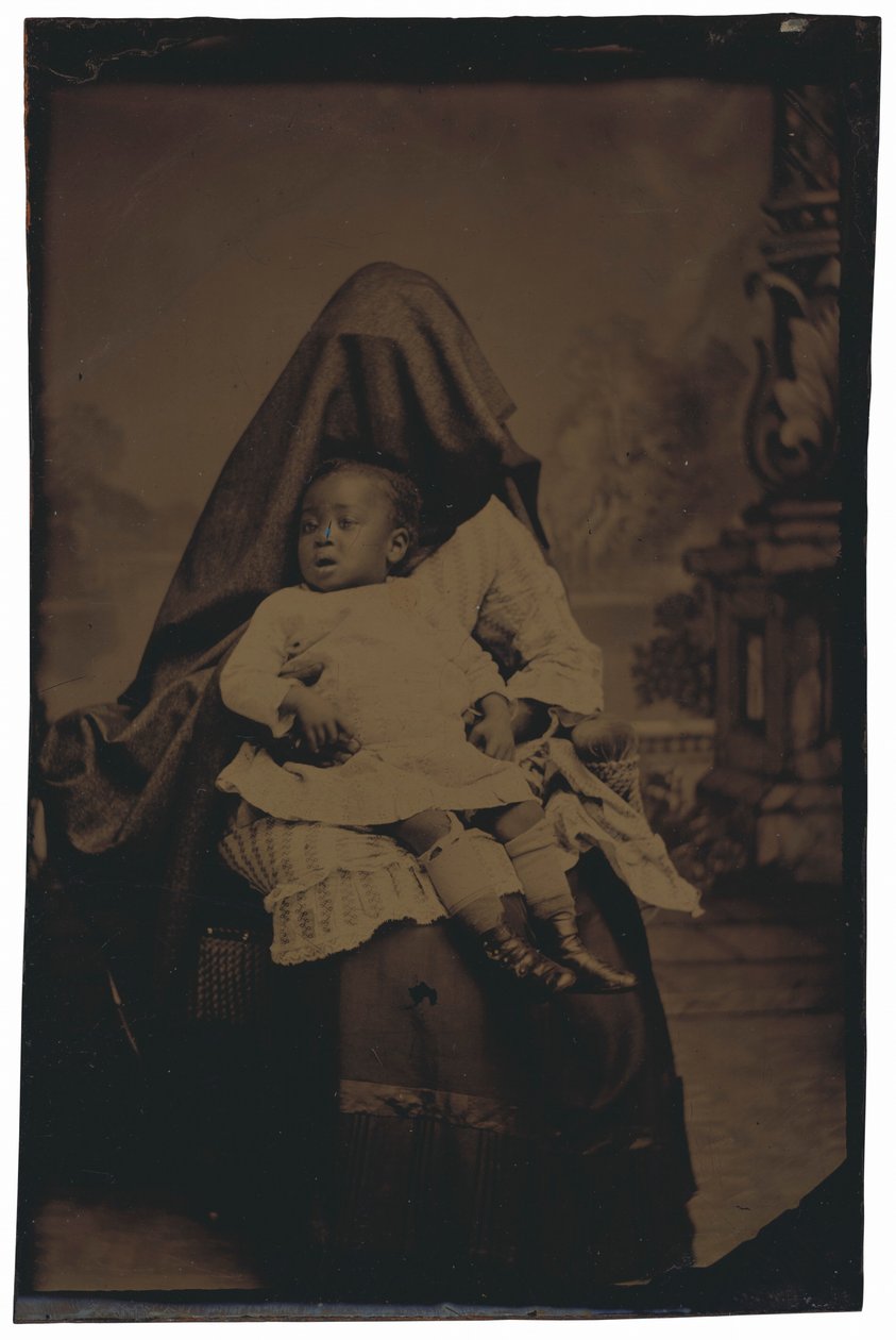 Portrét skryté ženy s dítětem,c. 1875 (foto) od American Photographer