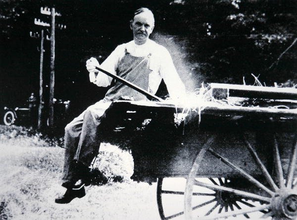 Prezident Calvin Coolidge (1873-1933) pózující jako farmář na dovolené ve Vermontu (černobílá fotografie) od American Photographer