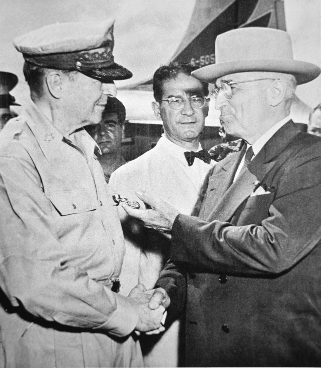 Prezident Harry S. Truman (1884-1972) na setkání s generálem Douglasem MacArthurem (1880-1964), vrchním velitelem OSN, na ostrově Wake během korejské války, říjen 1950 (čb fotografie) od American Photographer
