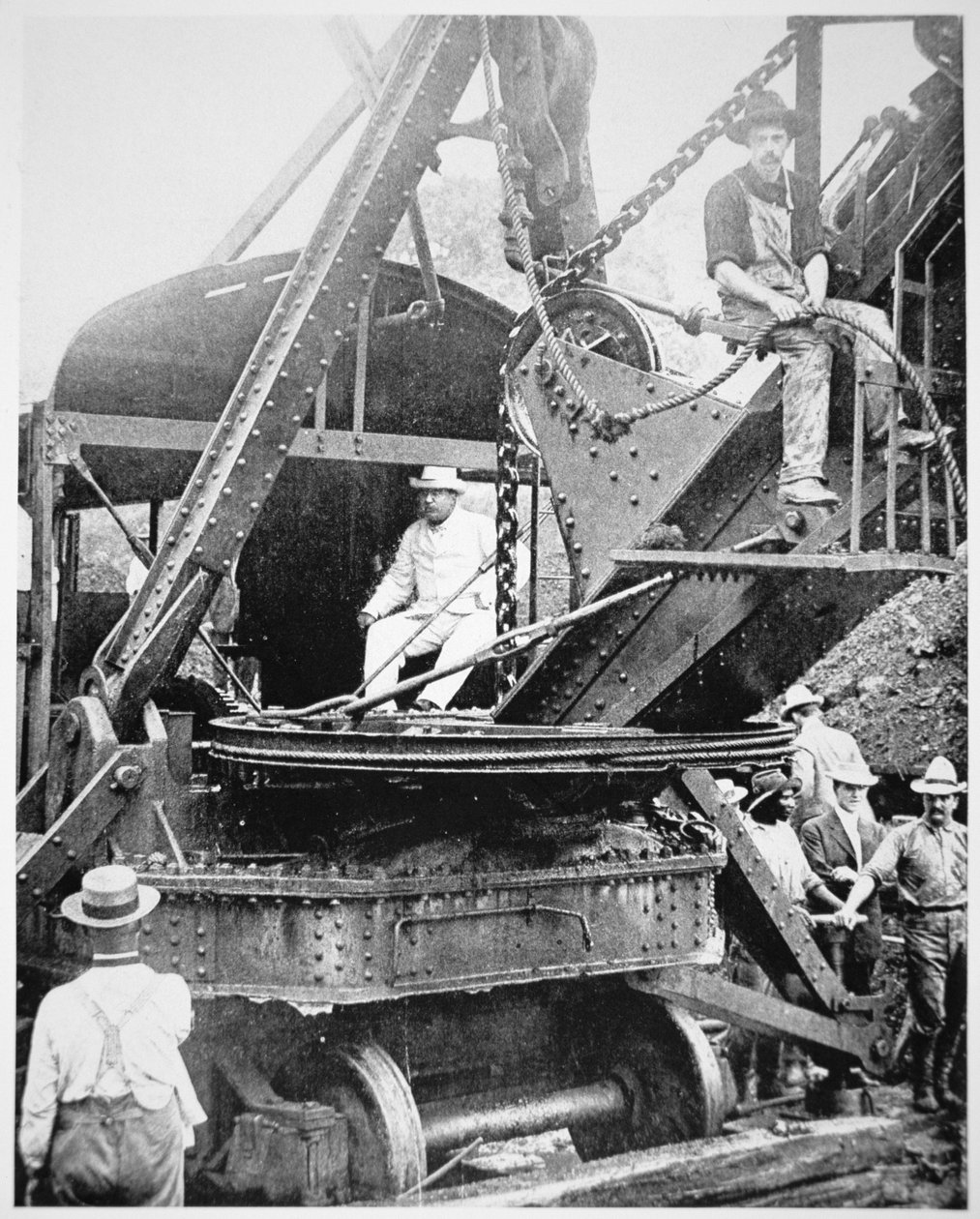 Prezident Theodore Roosevelt v obří parní lopatě v Culebra Cut během kopání Panamského průplavu, listopad 1906 (černobílá fotografie) od American Photographer