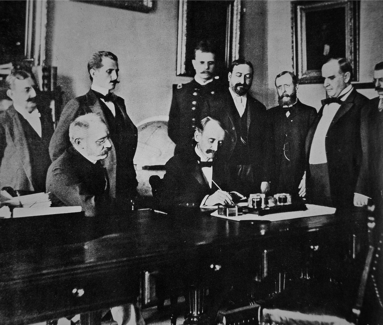 Prezident William Mckinley (1843-1901) byl svědkem podpisu mírového protokolu, který ukončil válku se Španělskem od American Photographer