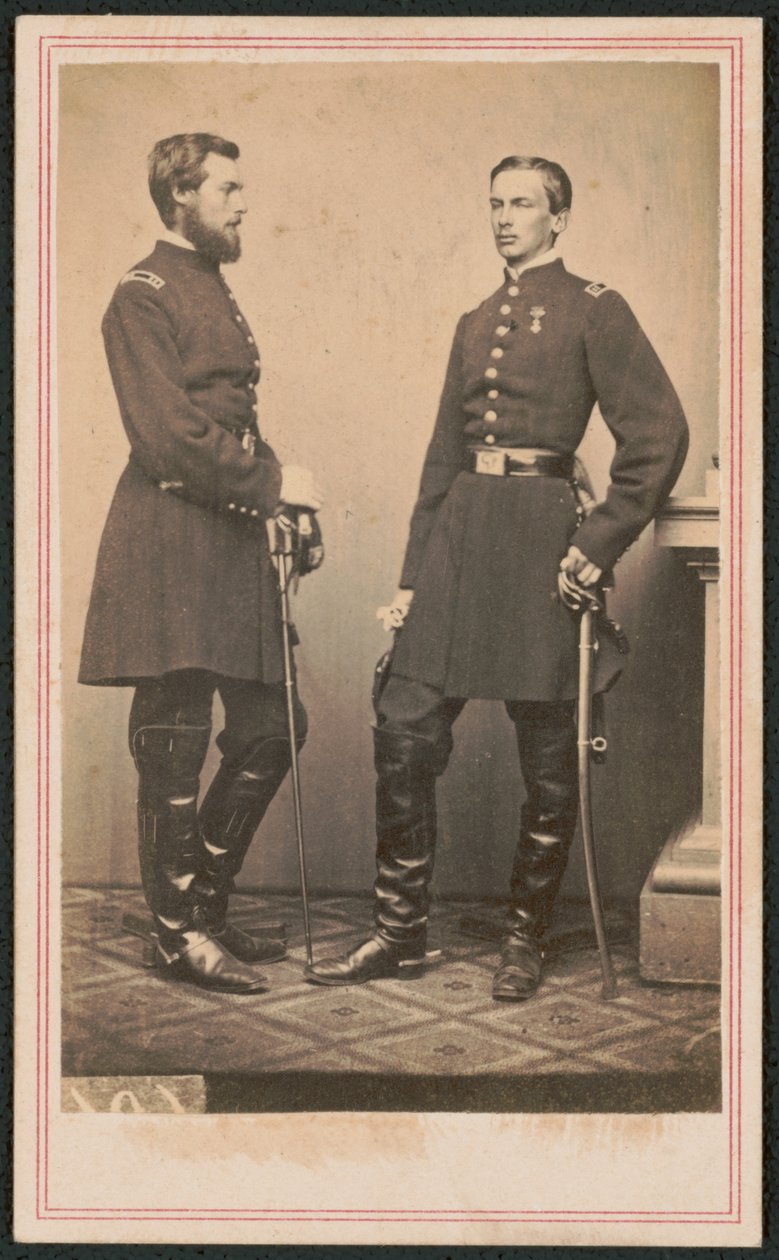 Princ Philippe z Orléans, hrabě z Paříže, a jeho bratr princ Robert z Orléans, vévoda z Chartres, v unijních uniformách s meči, cca 1861-62 (č/b foto) od American Photographer