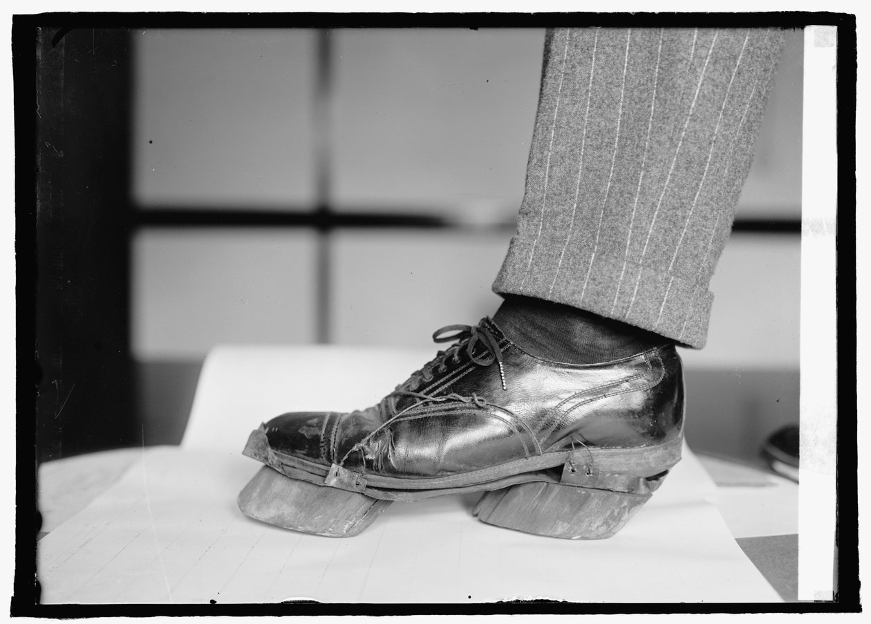 Jednotka zákazu (Kravské boty), 28. června 1924 (čb foto) od American Photographer