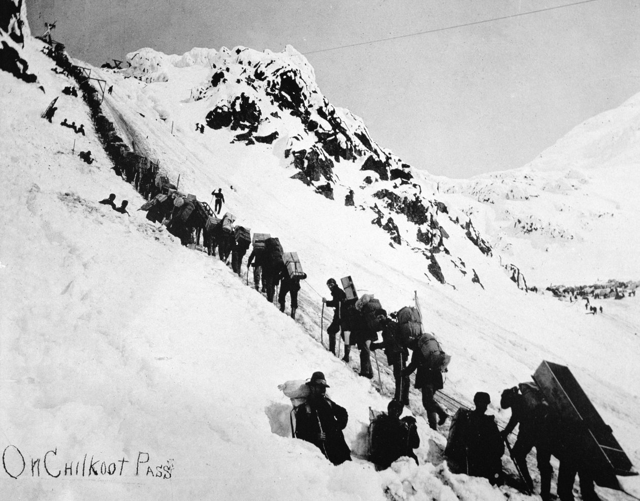 Prospektoři lezoucí na průsmyk Chilkoot během zlaté horečky na Klondike (1897-98) (černobílá fotografie) od American Photographer