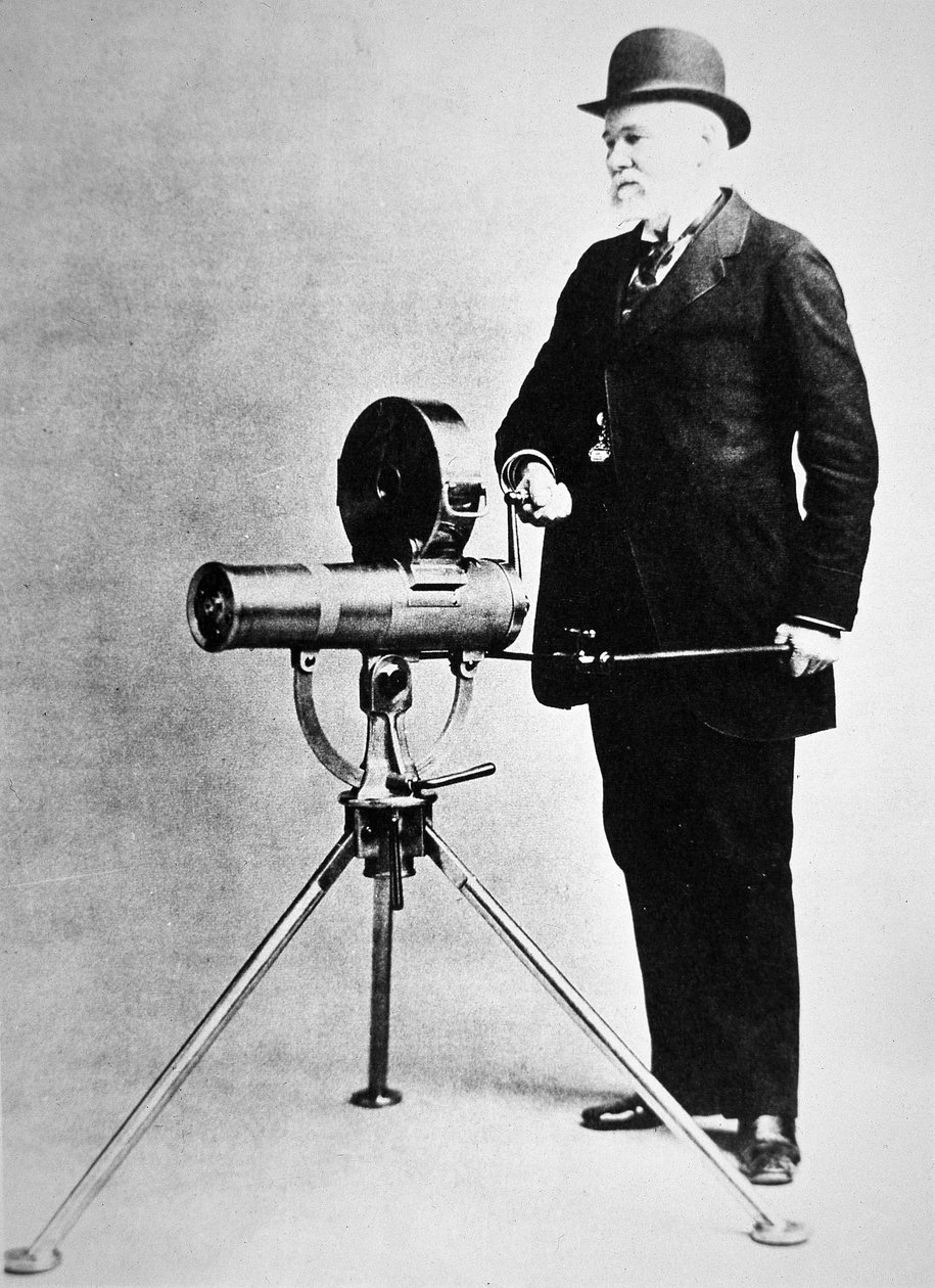 Richard J. Gatling, zobrazen s modelem Bulldog z roku 1893 (černobílá fotografie) od American Photographer