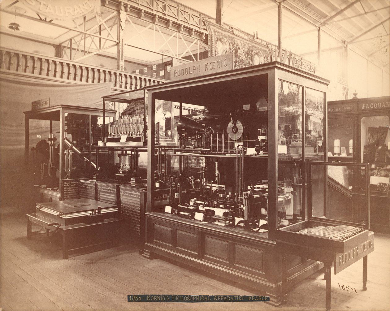 Výstava Rudolpha Koenigse, Filosofický aparát, hlavní výstava, Mezinárodní výstava stého výročí, Philadelphia, 1876 (stříbrný tisk z alba) od American Photographer