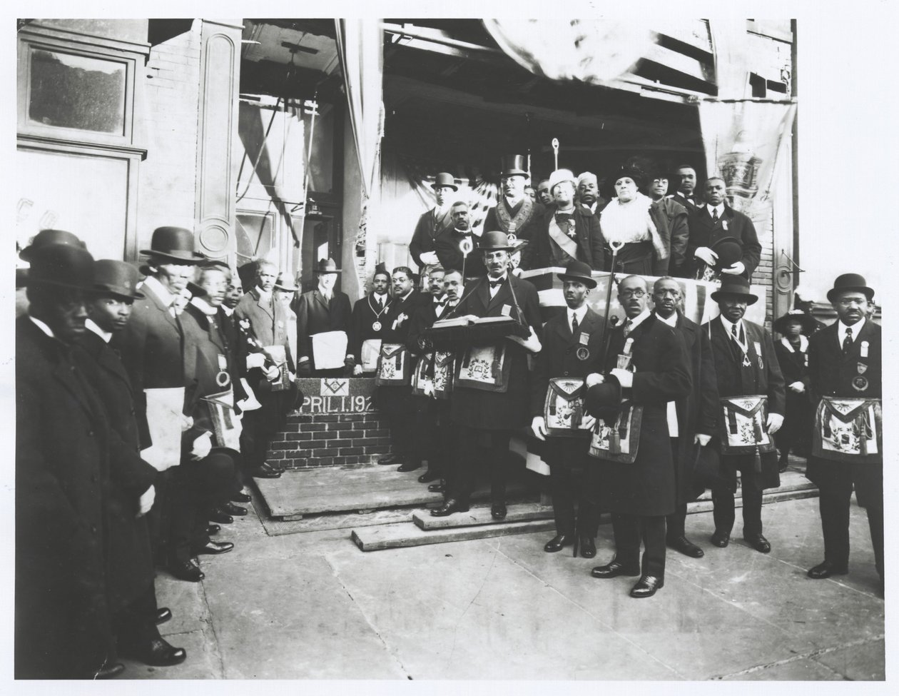 Schomburg mezi zednáři a Odd Fellows u položení základního kamene Iónského chrámu od American Photographer