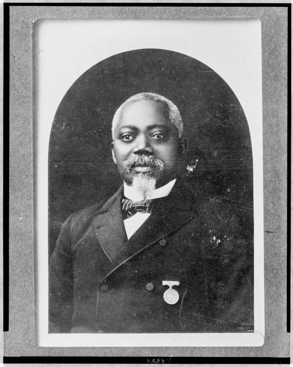 Sgt. William Carney, portrét hlavy a ramen, čelem dopředu, cca 1900 (černobílá fotografie) od American Photographer