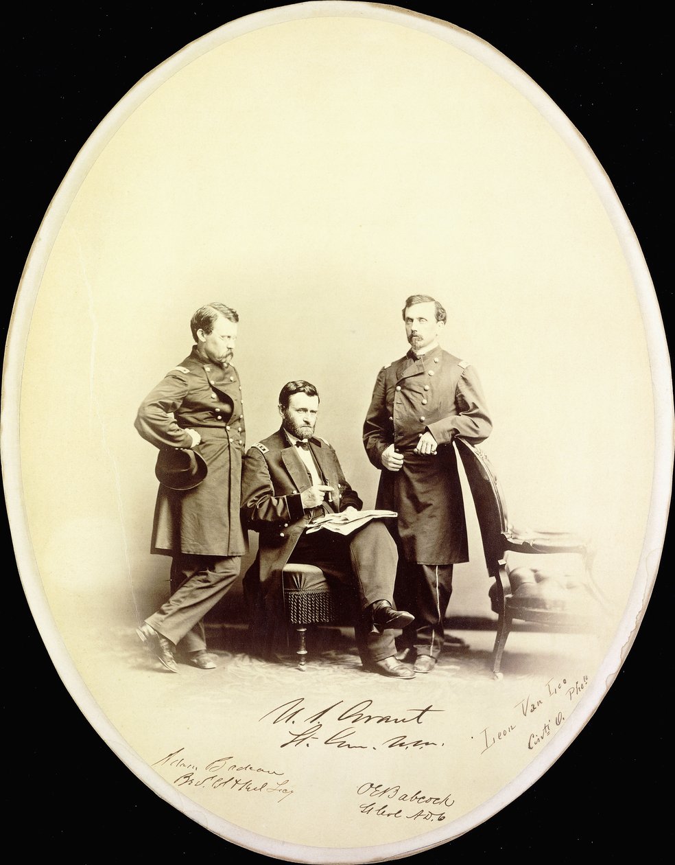 Podepsaná fotografie Ulyssese S. Granta a jeho pomocníků, Orvilla E. Babcocka a Adama Badeaua, ve vojenské uniformě, kolem roku 1865 od American Photographer