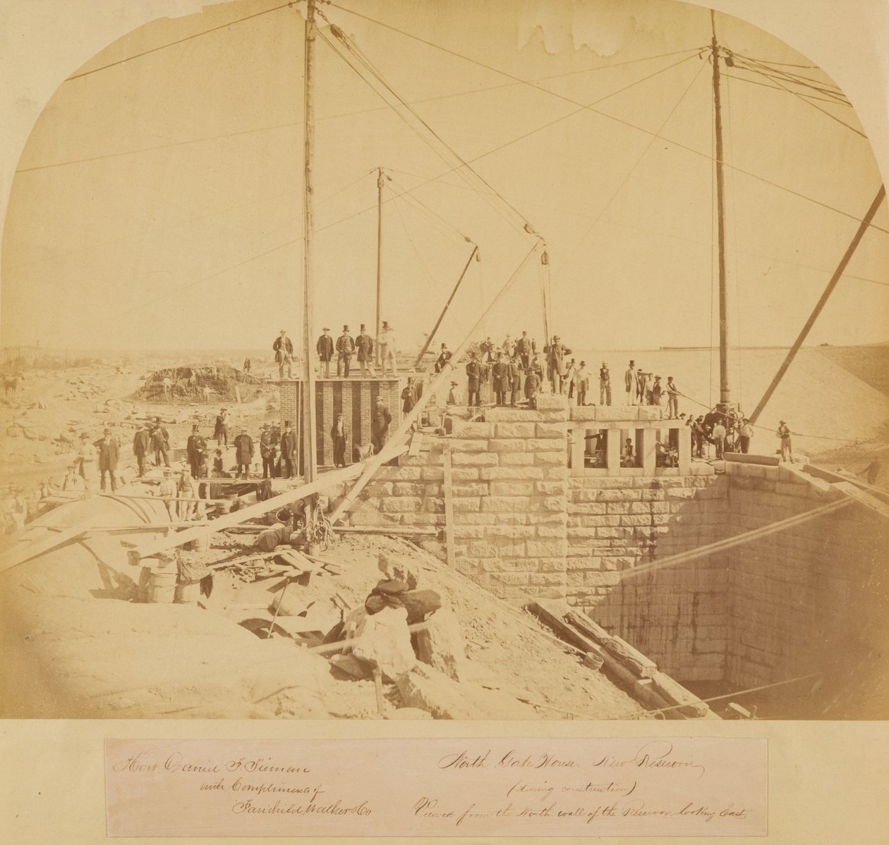 South Gate House of the New Reservoir, Central Park, během výstavby (tisk alba) od American Photographer