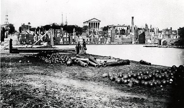 Jižní strana Canal Basin, Richmond, Virginie, duben 1865 (černobílá fotografie) od American Photographer