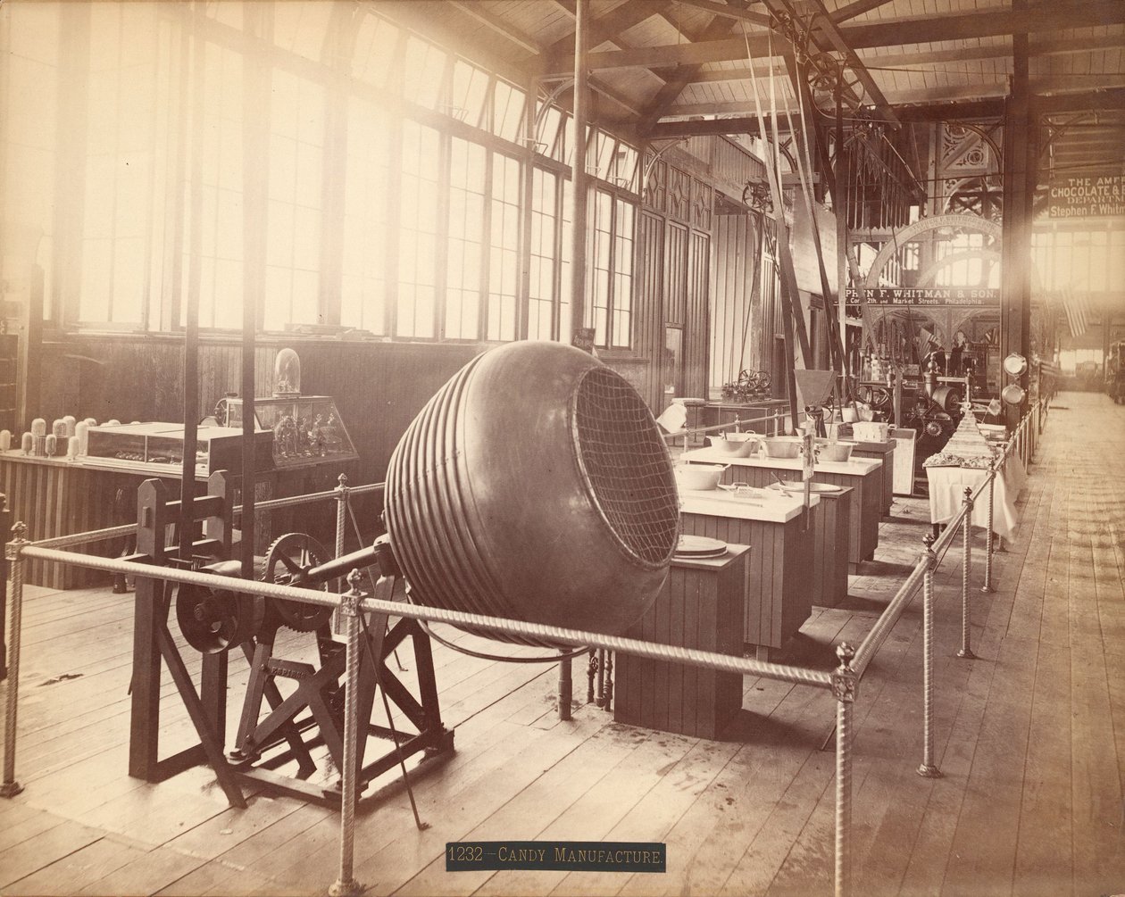 Výstava Stephena F. Whitmana & Sons v Machinery Hall of the Centennial Exposition, Philadelphia od American Photographer