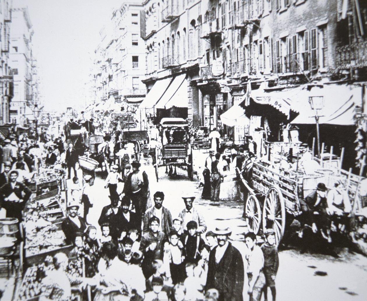 Pouliční trh v Mulberry Street, Lower East Side, New York City od American Photographer