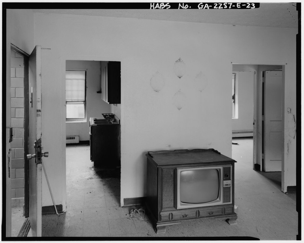 Techwood Homes, budova č. 3, 559 Techwood Drive & 129-135 Merrit Avenue, Atlanta, Fulton County, GA (černobílá fotografie) od American Photographer
